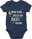 Baby Body Junge Mädchen - Sprüche - Meine Eltern sind jetzt auch Nachts erreichbar - 3/6 Monate - Navy Blau - babybody mit spruch spruche ankündigung strampler witzige babygeschenke babygeschenk