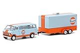 1972 Ford Club Wagon Van und geschlossener Autoanhänger – Gulf Öl, Hellblau und Orange – Greenlight 32200B/24 – 1/64 Maßstab Druckguss Modell Spielzeugauto