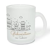 True Statements Geschenk für Glühwein-Fans: Glastasse „Minimalistische Stadt“ mit Namen - Geschenkidee zur Adventszeit | Weihnachtszeit - Glastasse Satiniert, ca. 300ml