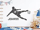 tjapalo® s-pkm403 Wandtattoo Junge mit Namen Wandtatoo Fussball mit Namen und Wunschnummer (B100 x H58 cm)