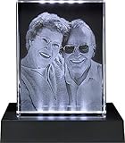 Galerie Kristall Massiver selbststehender Glas-Frame mit Wunsch-Foto und Wunsch-Text (80 x 105 x 30 mm, Hochformat, inkl. schwarzem LED-Lichtsockel mit Batterien)