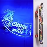 CoolGift Mart Light Up Skateboard Wall Mount, Acryl Skateboard Rack mit Skateboarding Muster blaue LED-Leuchten für Trick (Street oder Vert) Board Longboard Lagerung und Anzeige, Skater Geschenke