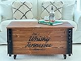 Uncle Joe´s Couchtisch XL Whisky Truhentisch mit Stauraum Vintage Möbel Holz braun, Truhe mit Deckel, Couchtisch mit Stauraum Wohnzimmertisch, Industriell, Kiefer Massivholz, 100 x 58 x 51 cm